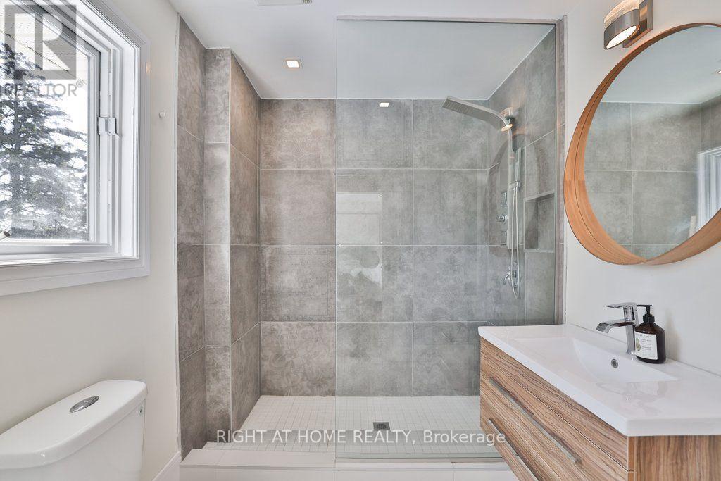 471 Country Club Crescent, Mississauga, ON - Indoor Photo Showing Bathroom