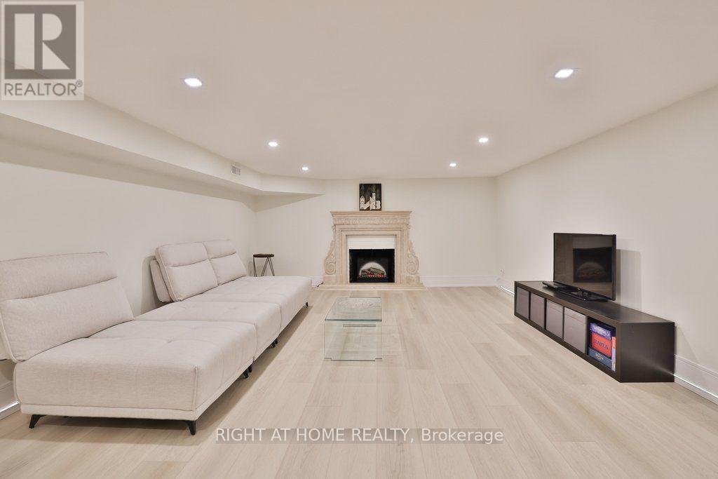 471 Country Club Crescent, Mississauga, ON - Indoor With Fireplace