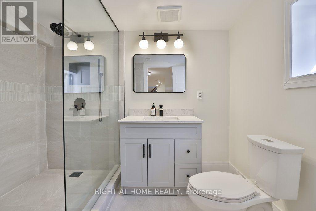 471 Country Club Crescent, Mississauga, ON - Indoor Photo Showing Bathroom
