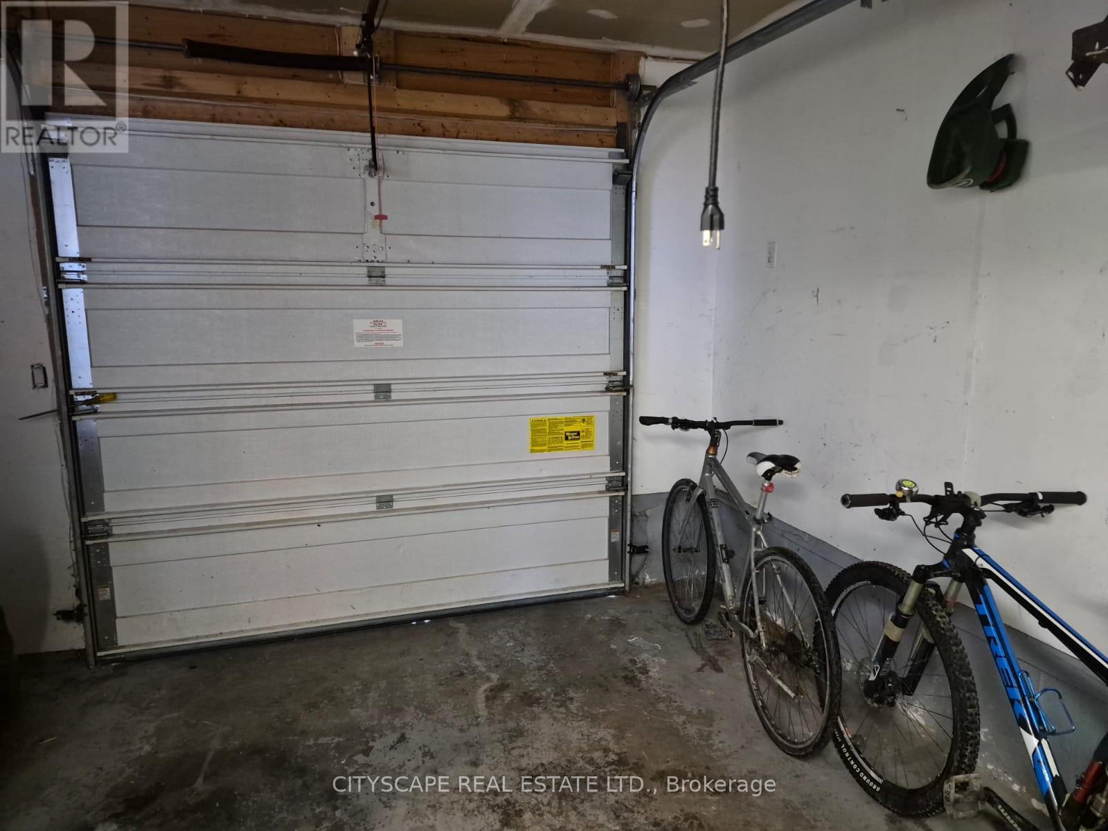 Single garage - 60 Castlewood Place, Cambridge, ON - Indoor Photo Showing Garage