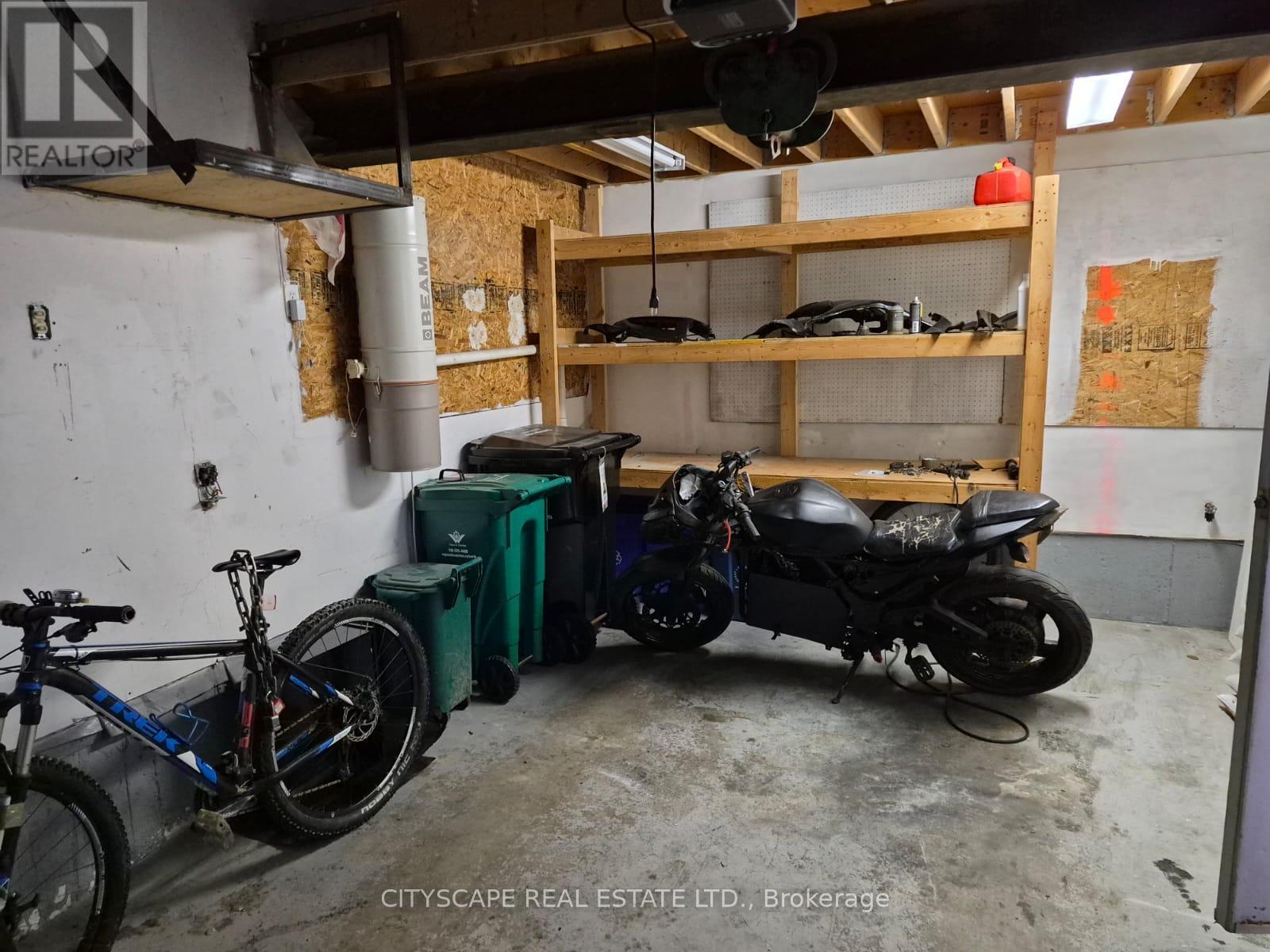 Single garage - 60 Castlewood Place, Cambridge, ON - Indoor Photo Showing Garage