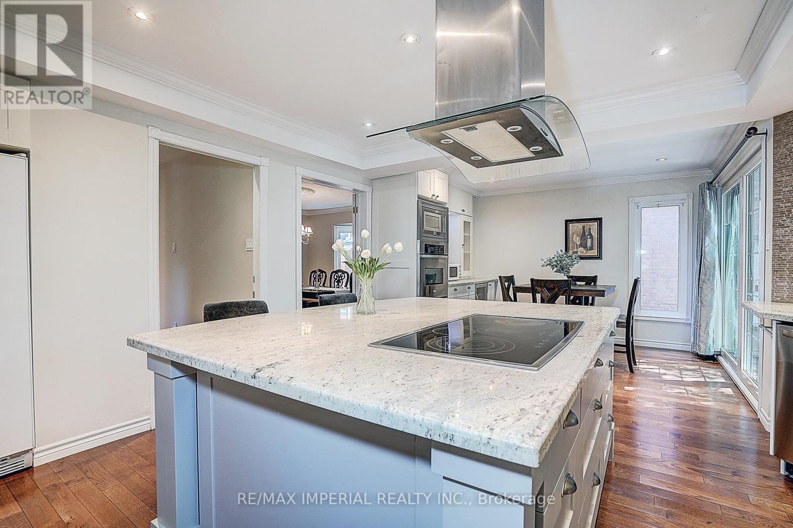 5337 Champlain Trail, Mississauga, ON - Indoor Photo Showing Kitchen With Upgraded Kitchen