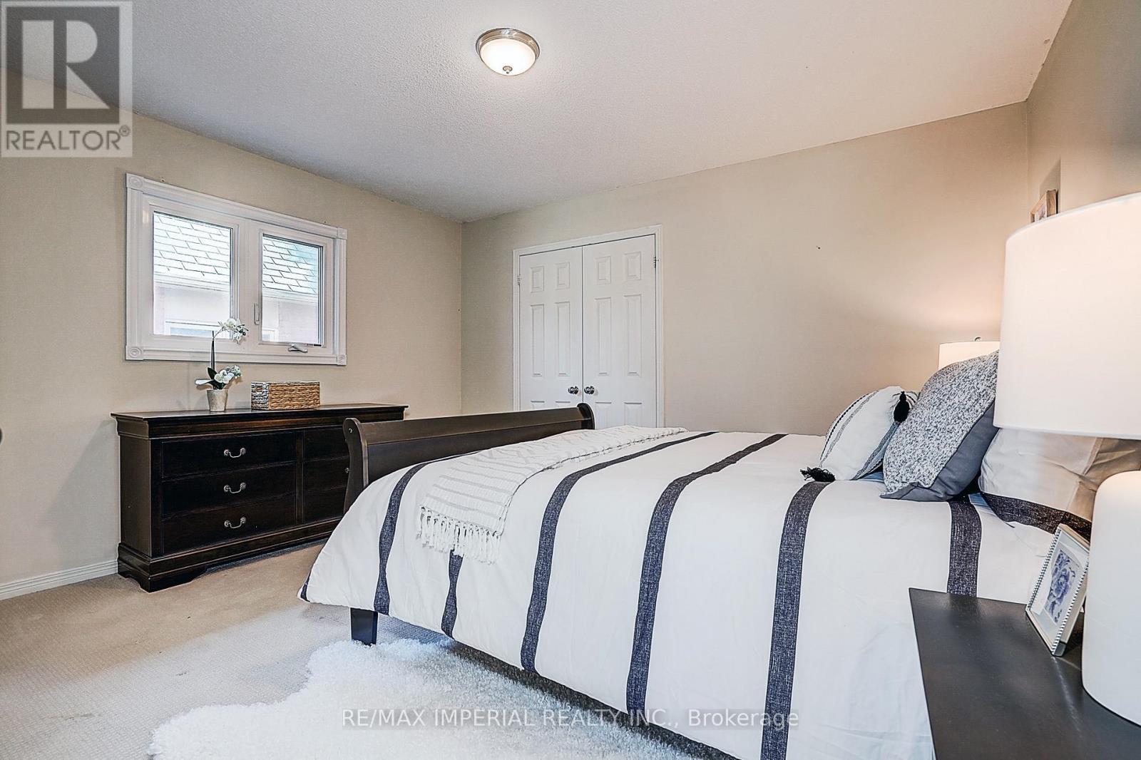 5337 Champlain Trail, Mississauga, ON - Indoor Photo Showing Bedroom