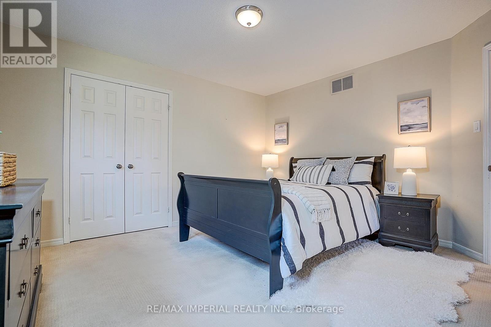 5337 Champlain Trail, Mississauga, ON - Indoor Photo Showing Bedroom