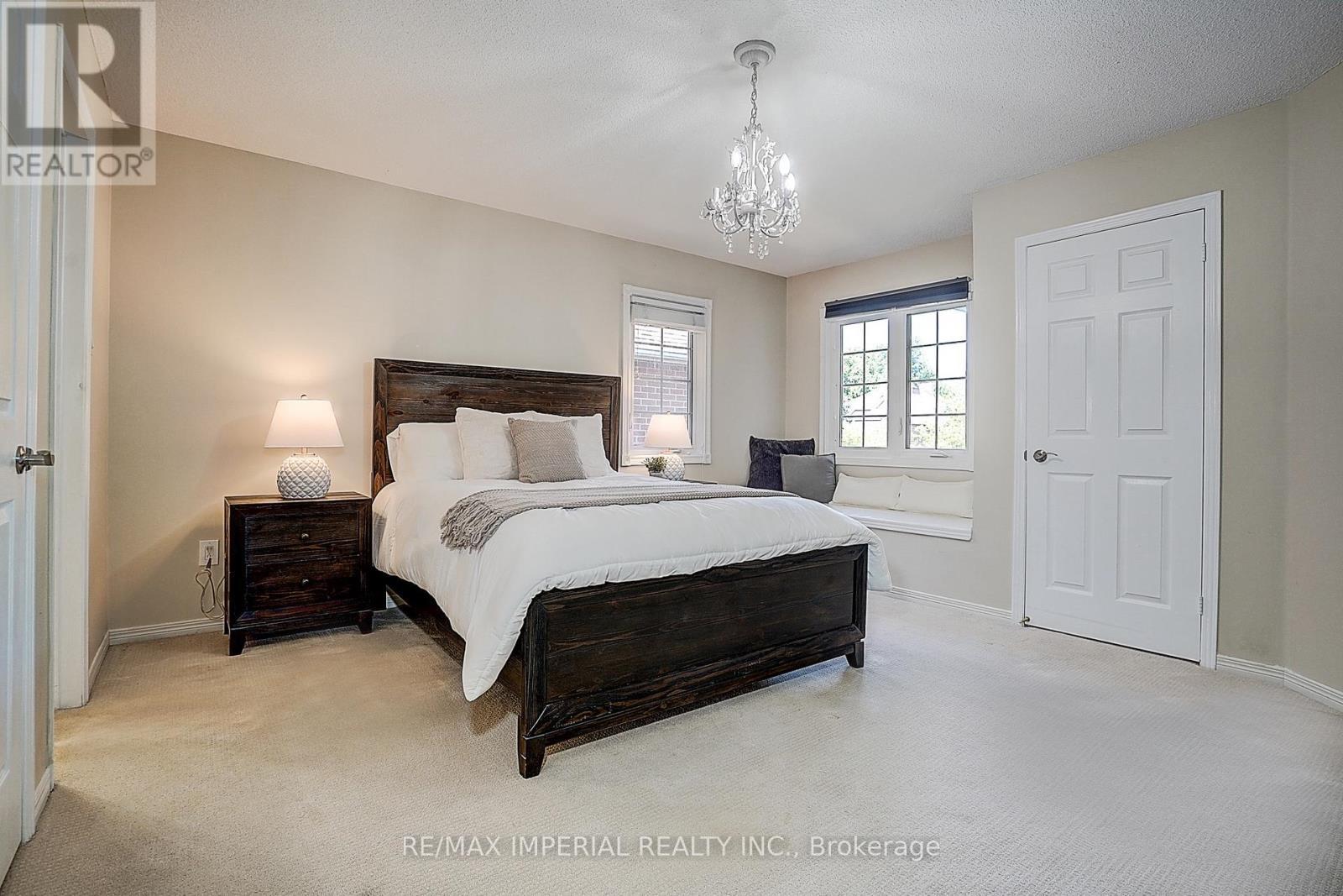 5337 Champlain Trail, Mississauga, ON - Indoor Photo Showing Bedroom