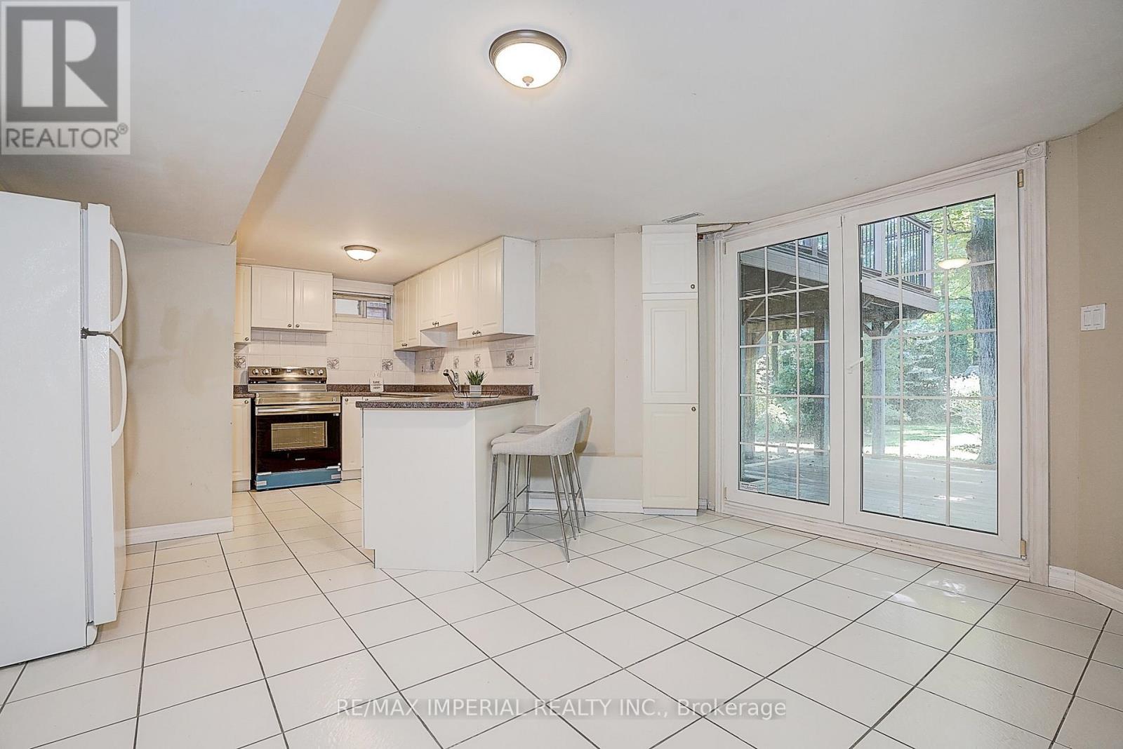 5337 Champlain Trail, Mississauga, ON - Indoor Photo Showing Kitchen