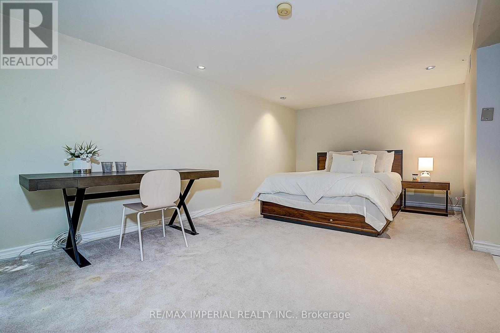 5337 Champlain Trail, Mississauga, ON - Indoor Photo Showing Bedroom