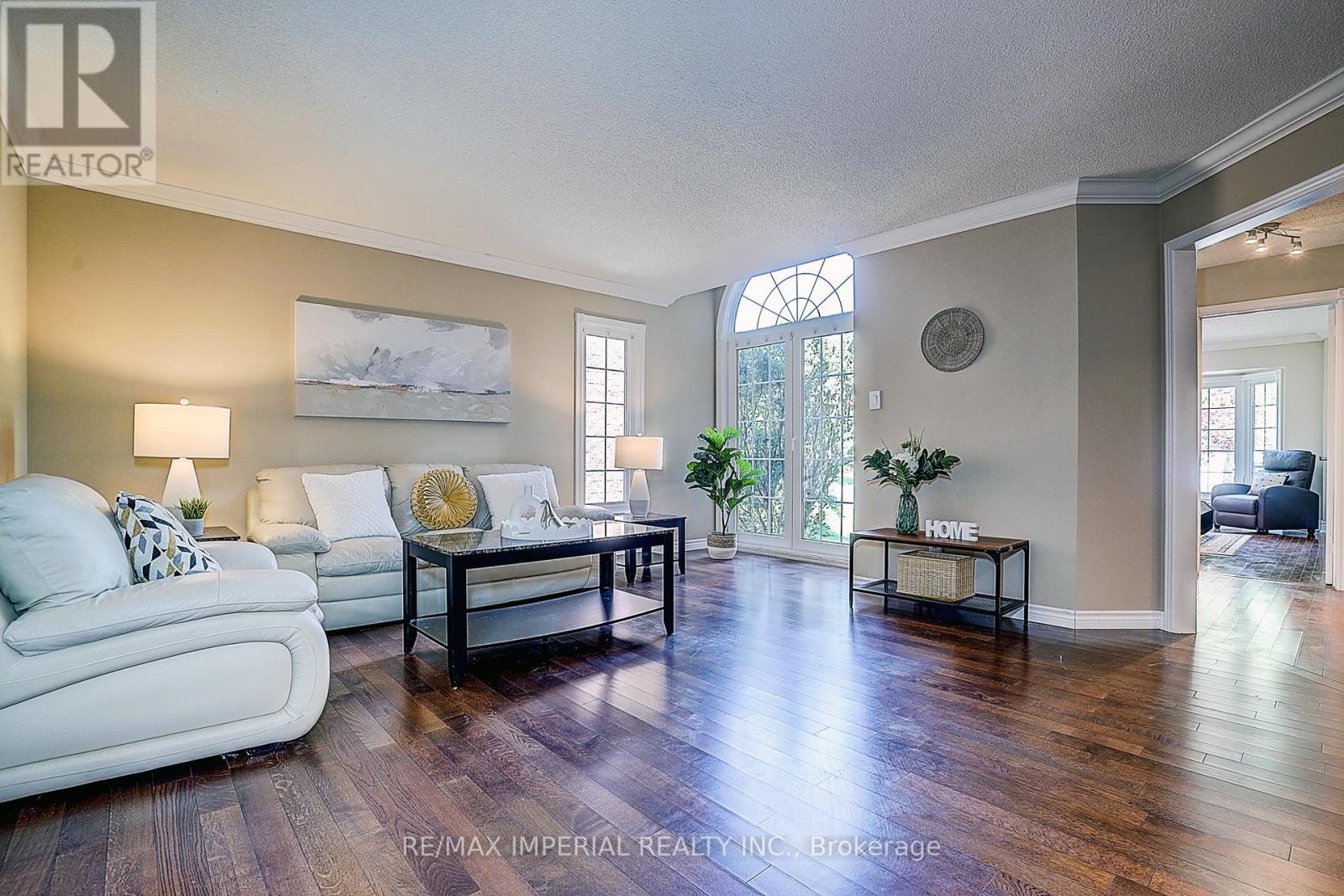 5337 Champlain Trail, Mississauga, ON - Indoor Photo Showing Living Room