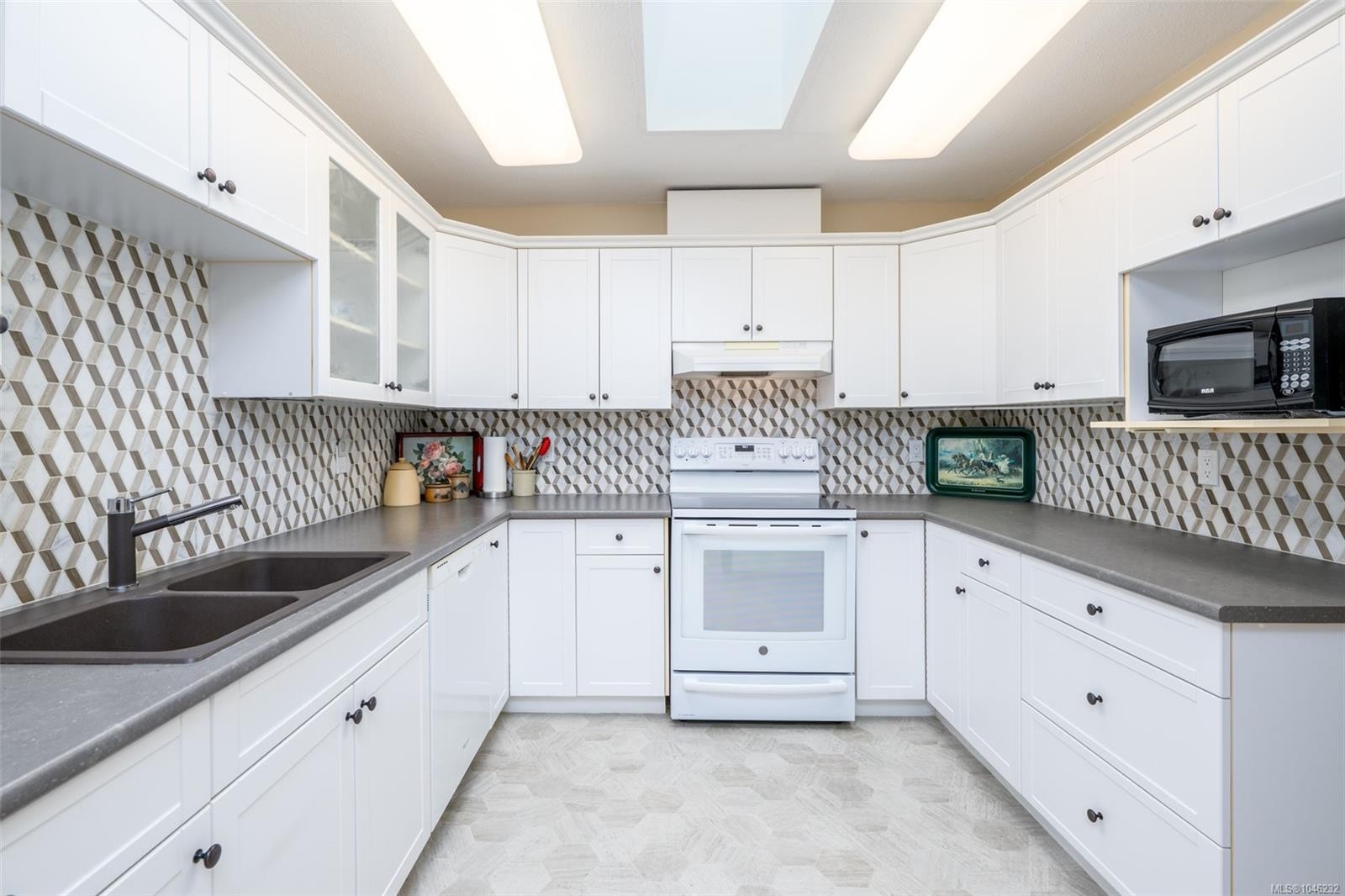 #403-275 First St, Duncan, BC - Indoor Photo Showing Kitchen With Double Sink