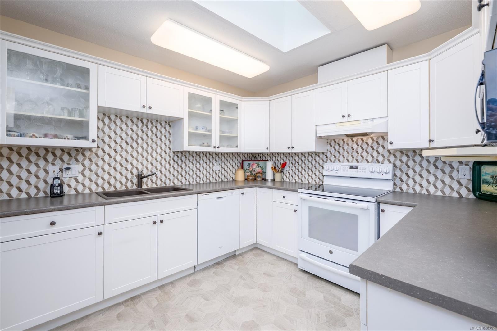 #403-275 First St, Duncan, BC - Indoor Photo Showing Kitchen With Double Sink
