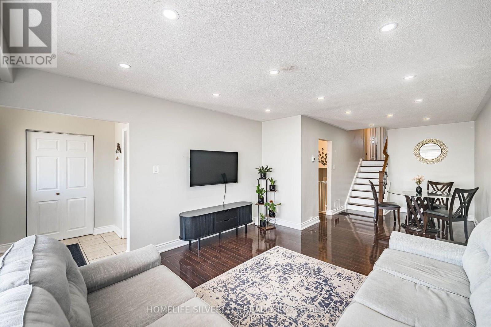 3669 Corliss Crescent, Mississauga, ON - Indoor Photo Showing Living Room