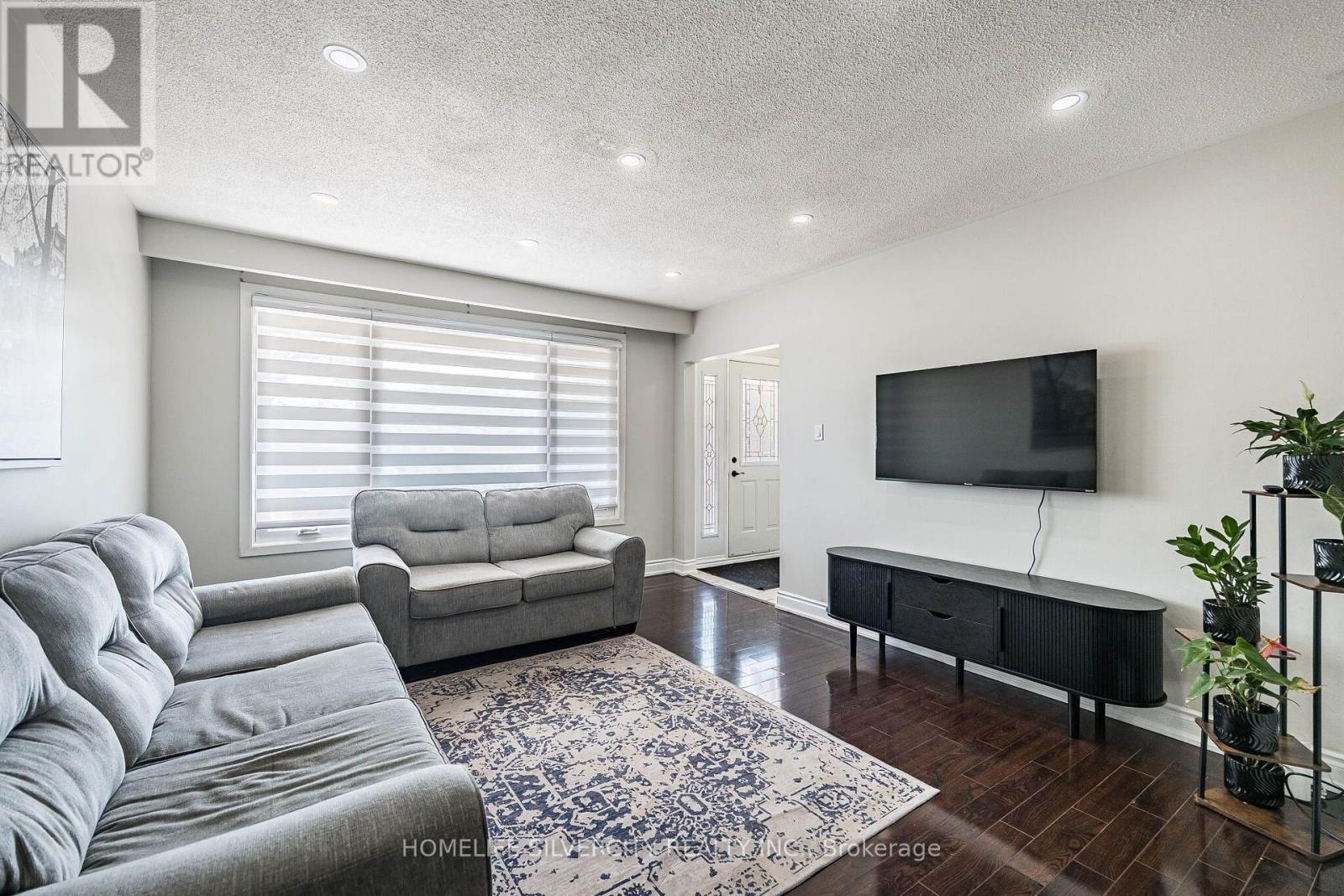 3669 Corliss Crescent, Mississauga, ON - Indoor Photo Showing Living Room