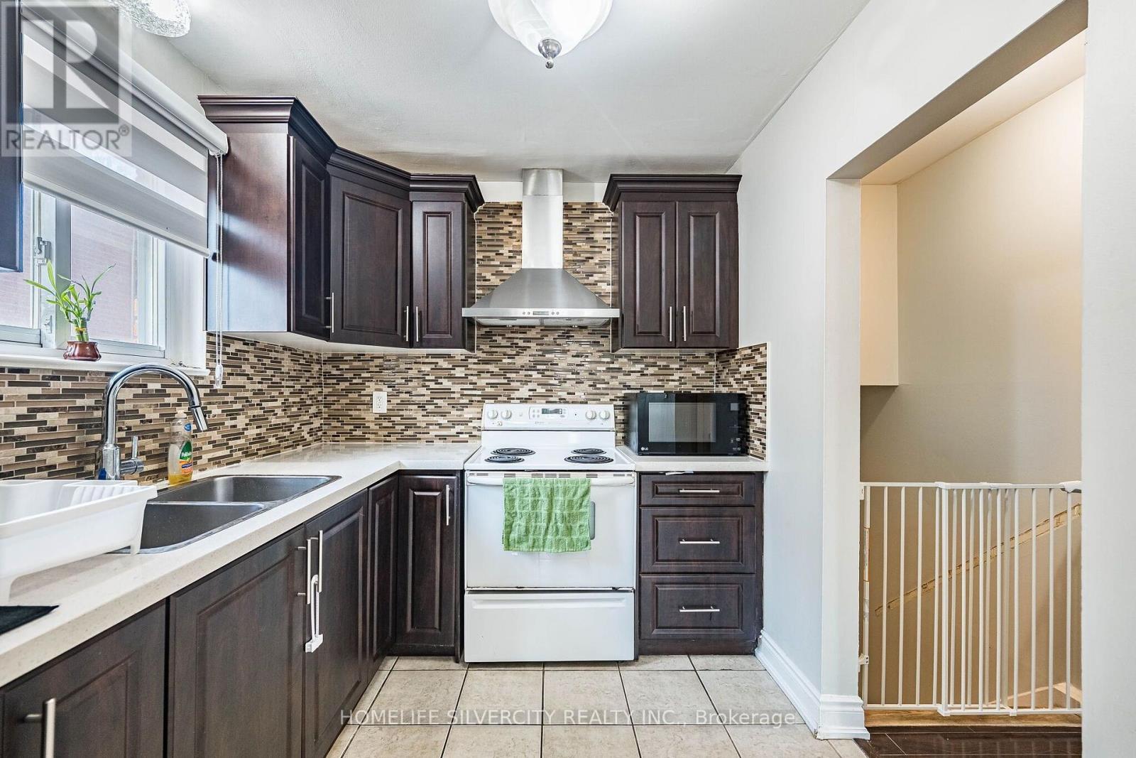 3669 Corliss Crescent, Mississauga, ON - Indoor Photo Showing Kitchen With Double Sink
