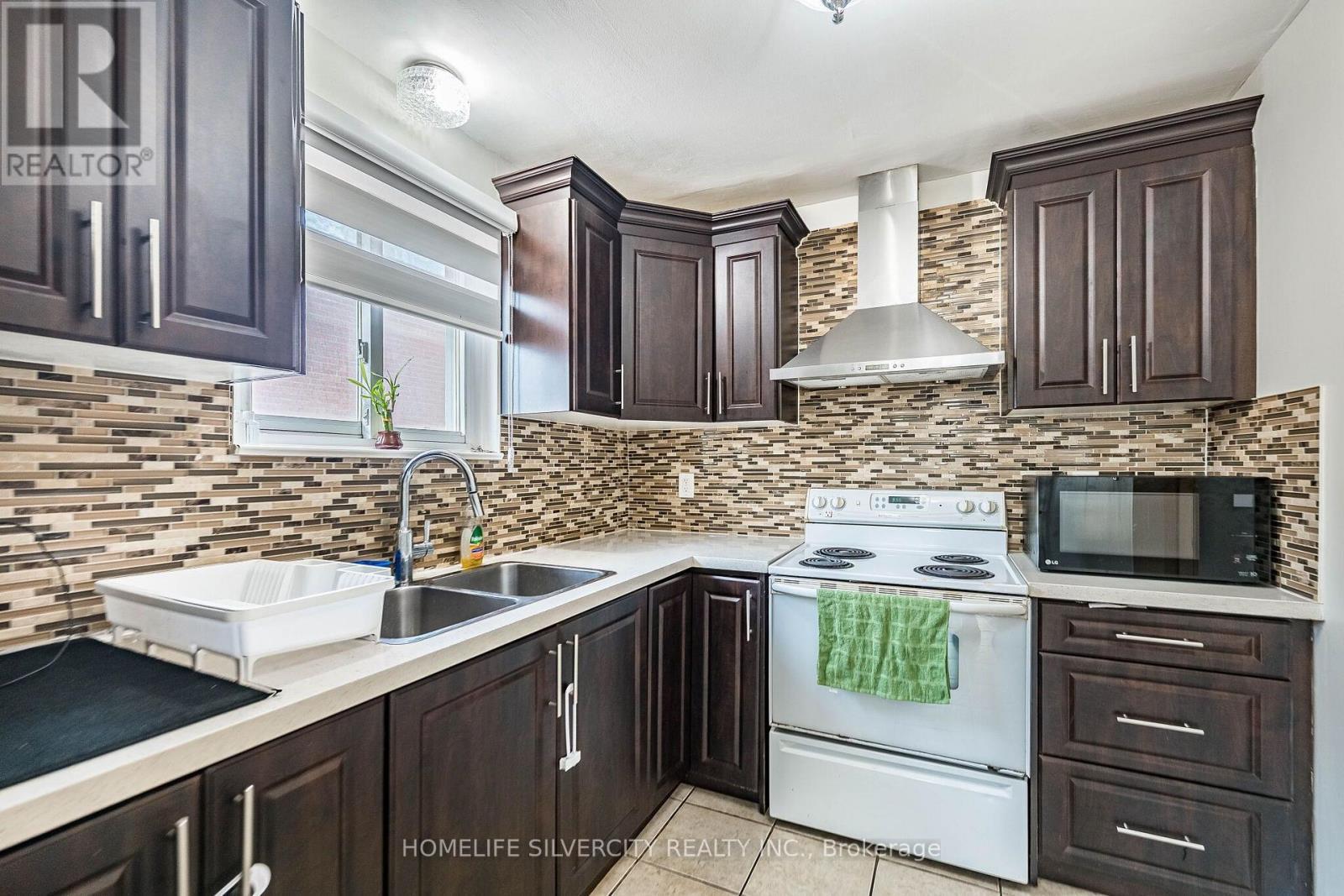 3669 Corliss Crescent, Mississauga, ON - Indoor Photo Showing Kitchen With Double Sink