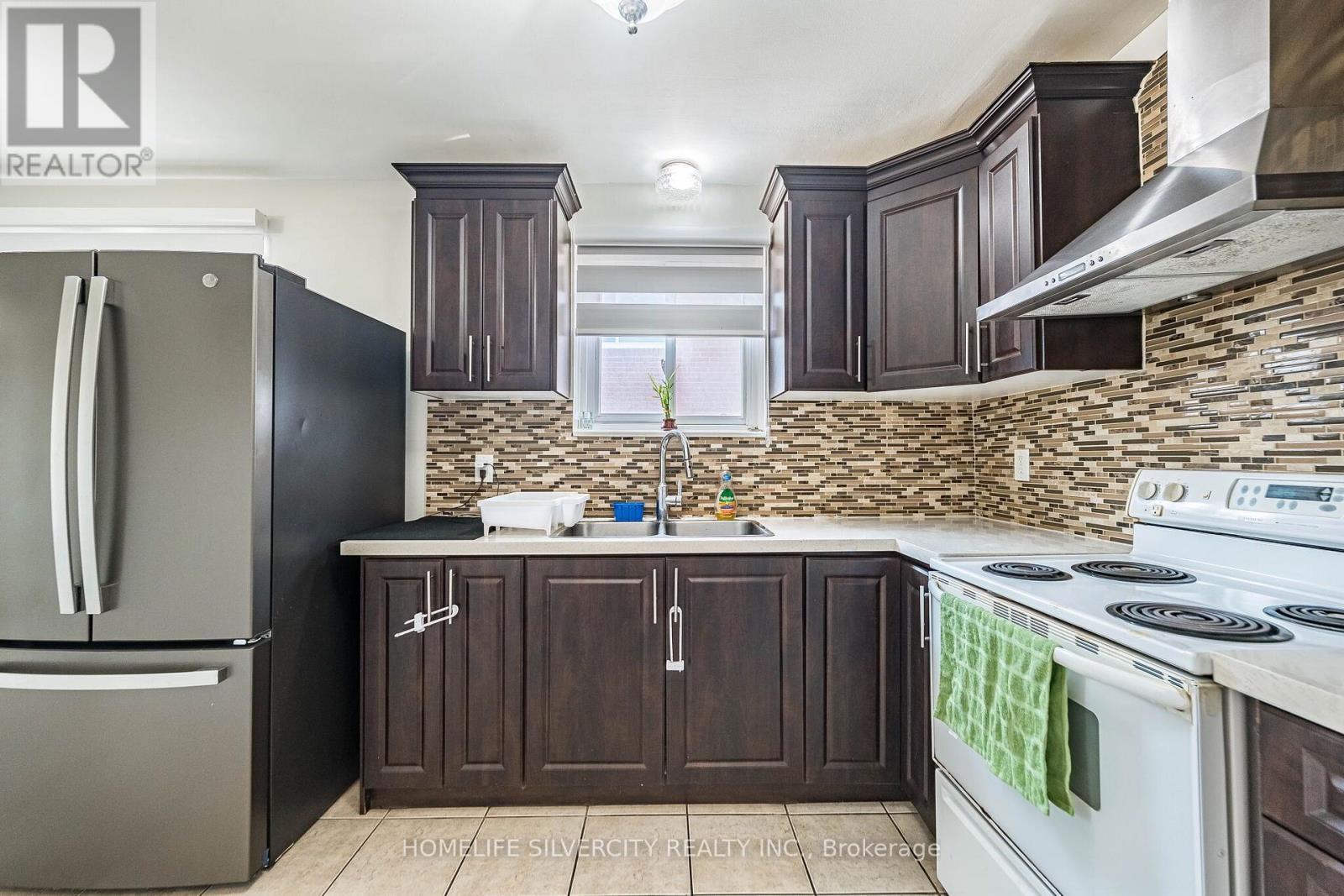 3669 Corliss Crescent, Mississauga, ON - Indoor Photo Showing Kitchen With Double Sink