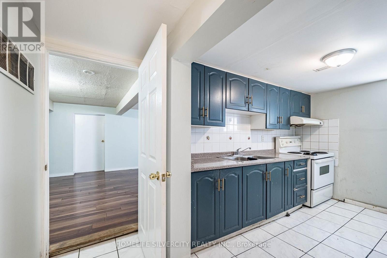 3669 Corliss Crescent, Mississauga, ON - Indoor Photo Showing Kitchen