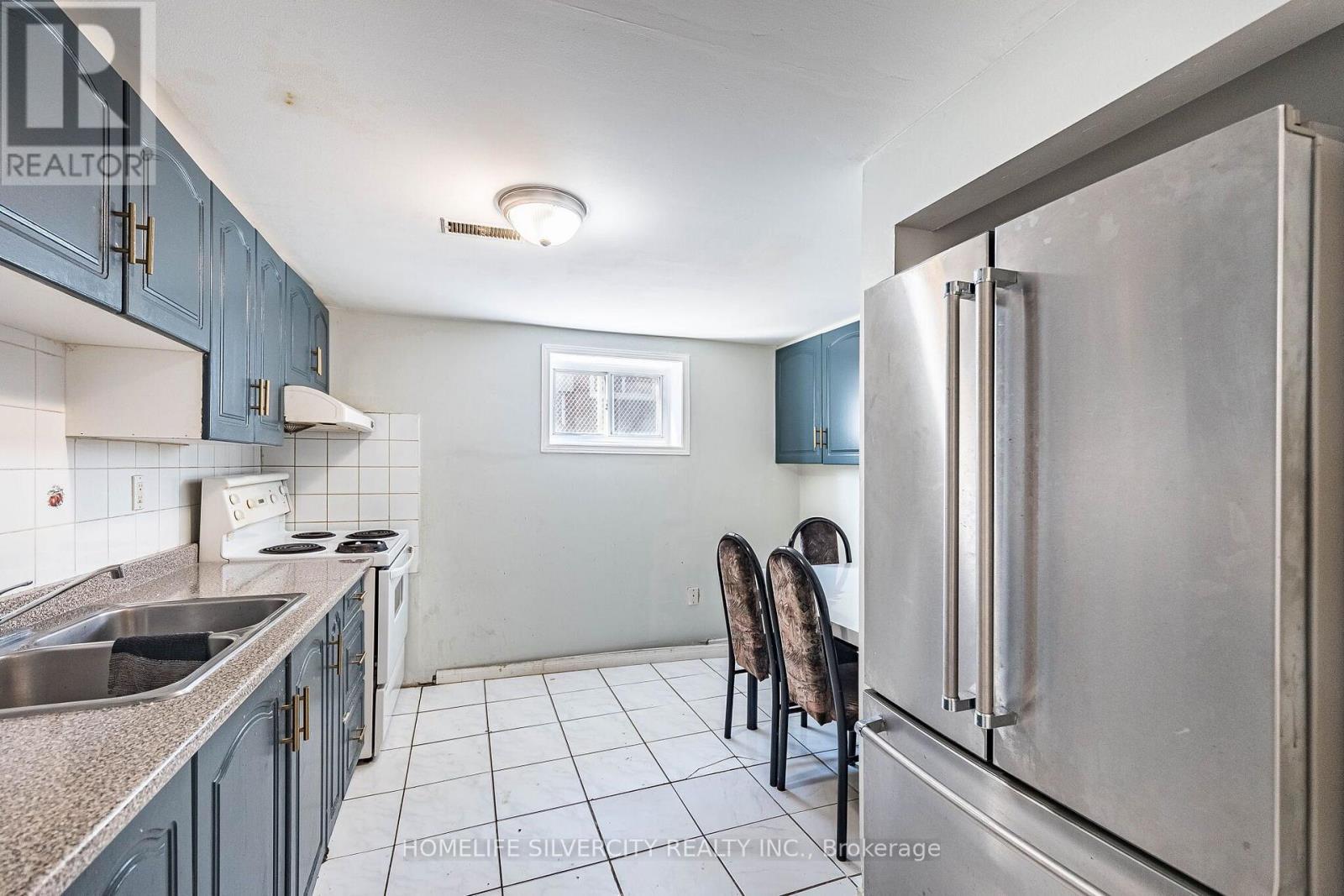 3669 Corliss Crescent, Mississauga, ON - Indoor Photo Showing Kitchen With Double Sink