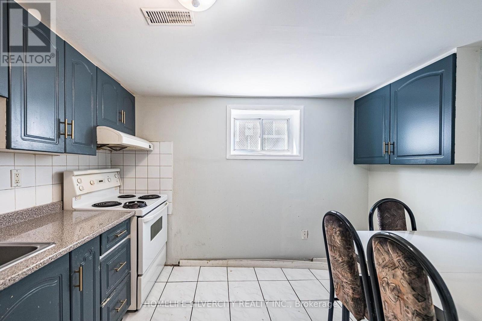3669 Corliss Crescent, Mississauga, ON - Indoor Photo Showing Kitchen