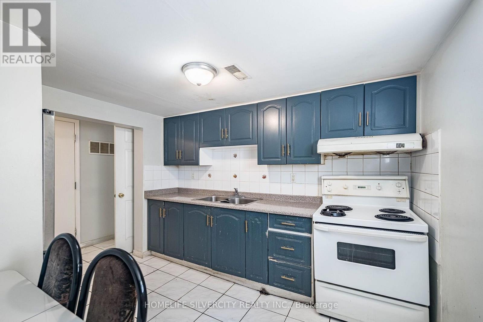 3669 Corliss Crescent, Mississauga, ON - Indoor Photo Showing Kitchen With Double Sink