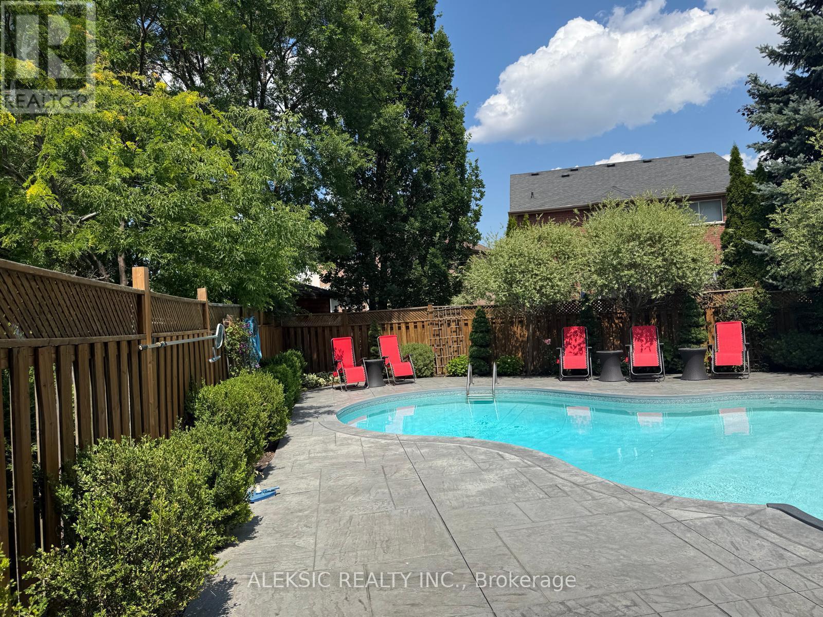 33 Hillpath Crescent, Brampton, ON - Outdoor With In Ground Pool With Backyard