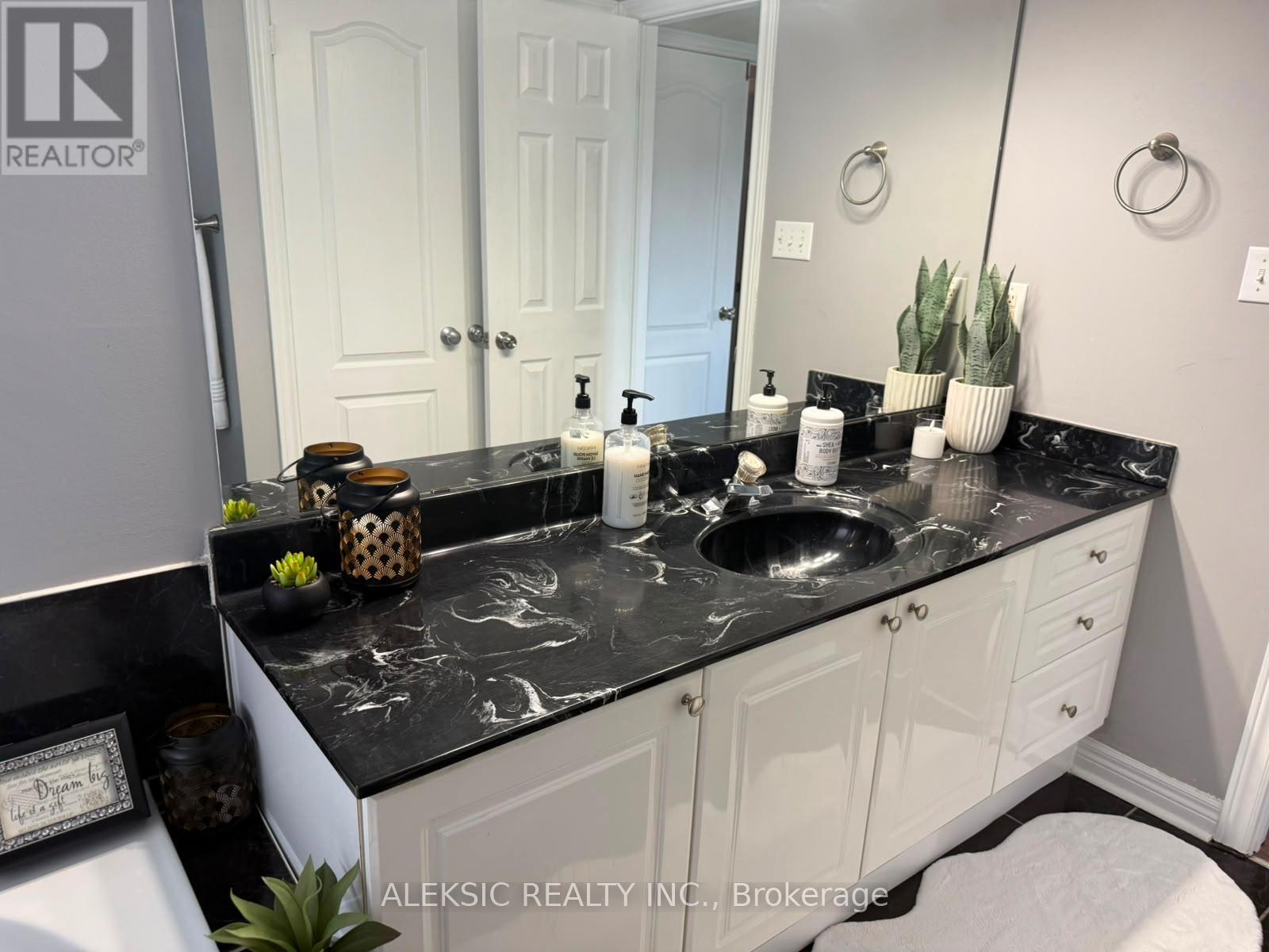 33 Hillpath Crescent, Brampton, ON - Indoor Photo Showing Bathroom