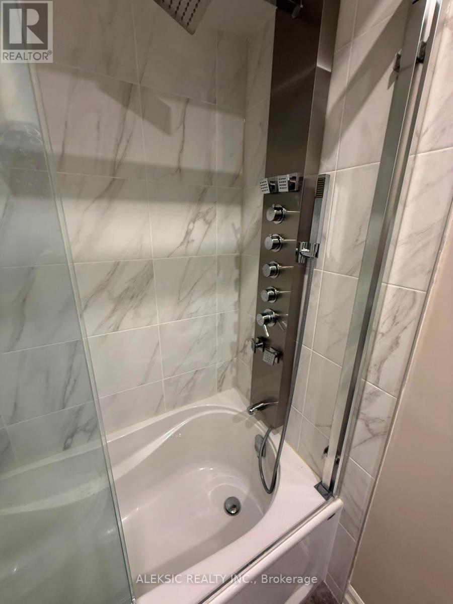 33 Hillpath Crescent, Brampton, ON - Indoor Photo Showing Bathroom