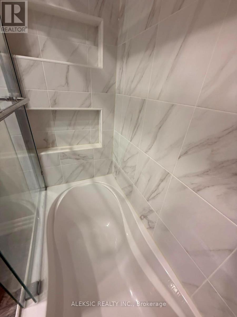 33 Hillpath Crescent, Brampton, ON - Indoor Photo Showing Laundry Room