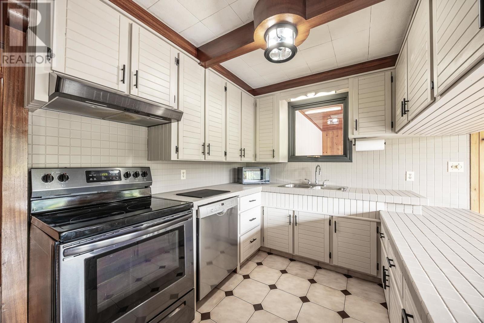264 Macintyre Rd, Sault Ste. Marie, ON - Indoor Photo Showing Kitchen