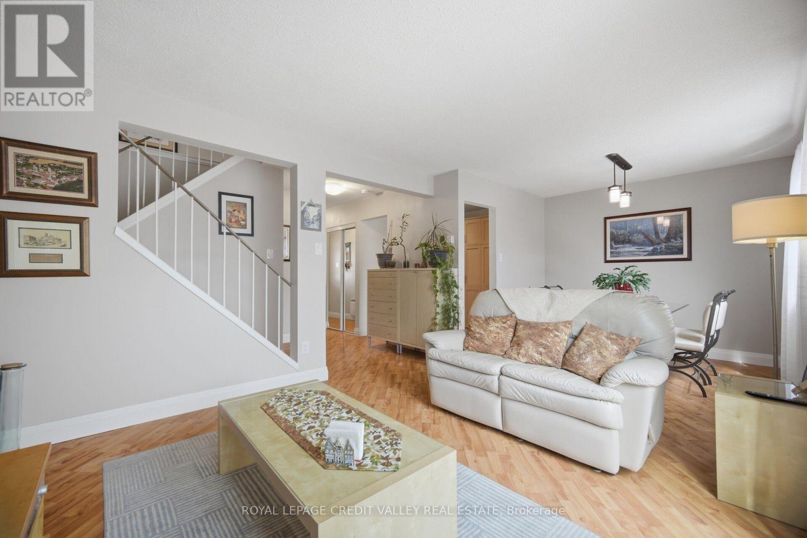 10 Gladstone Square, Brampton, ON - Indoor Photo Showing Living Room