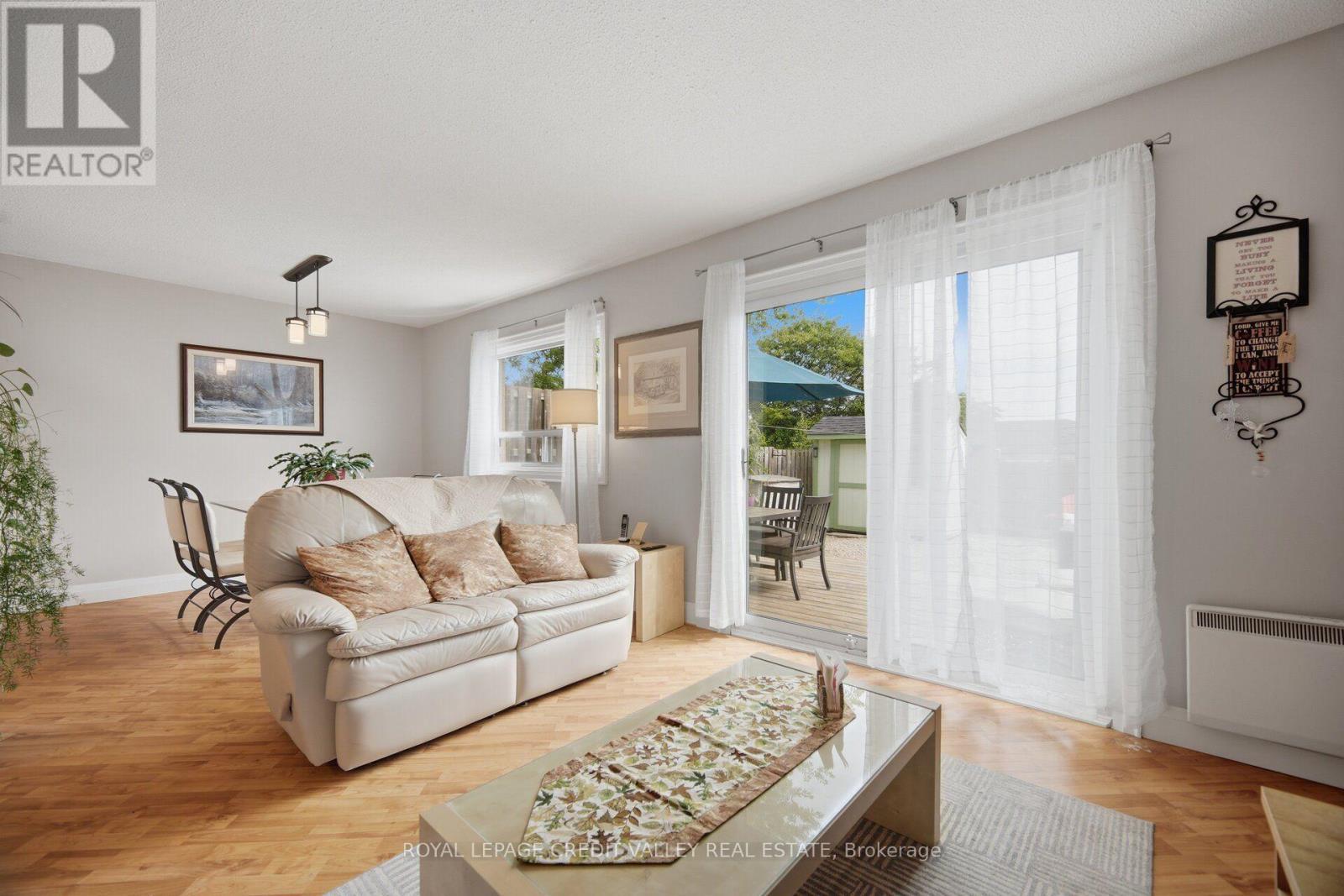 10 Gladstone Square, Brampton, ON - Indoor Photo Showing Living Room