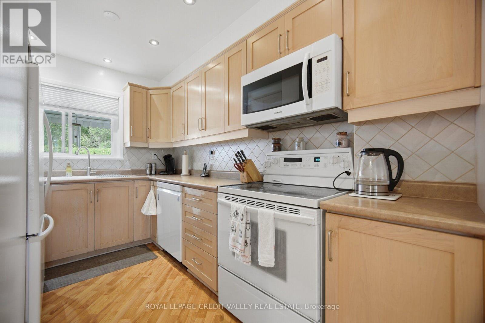 10 Gladstone Square, Brampton, ON - Indoor Photo Showing Kitchen