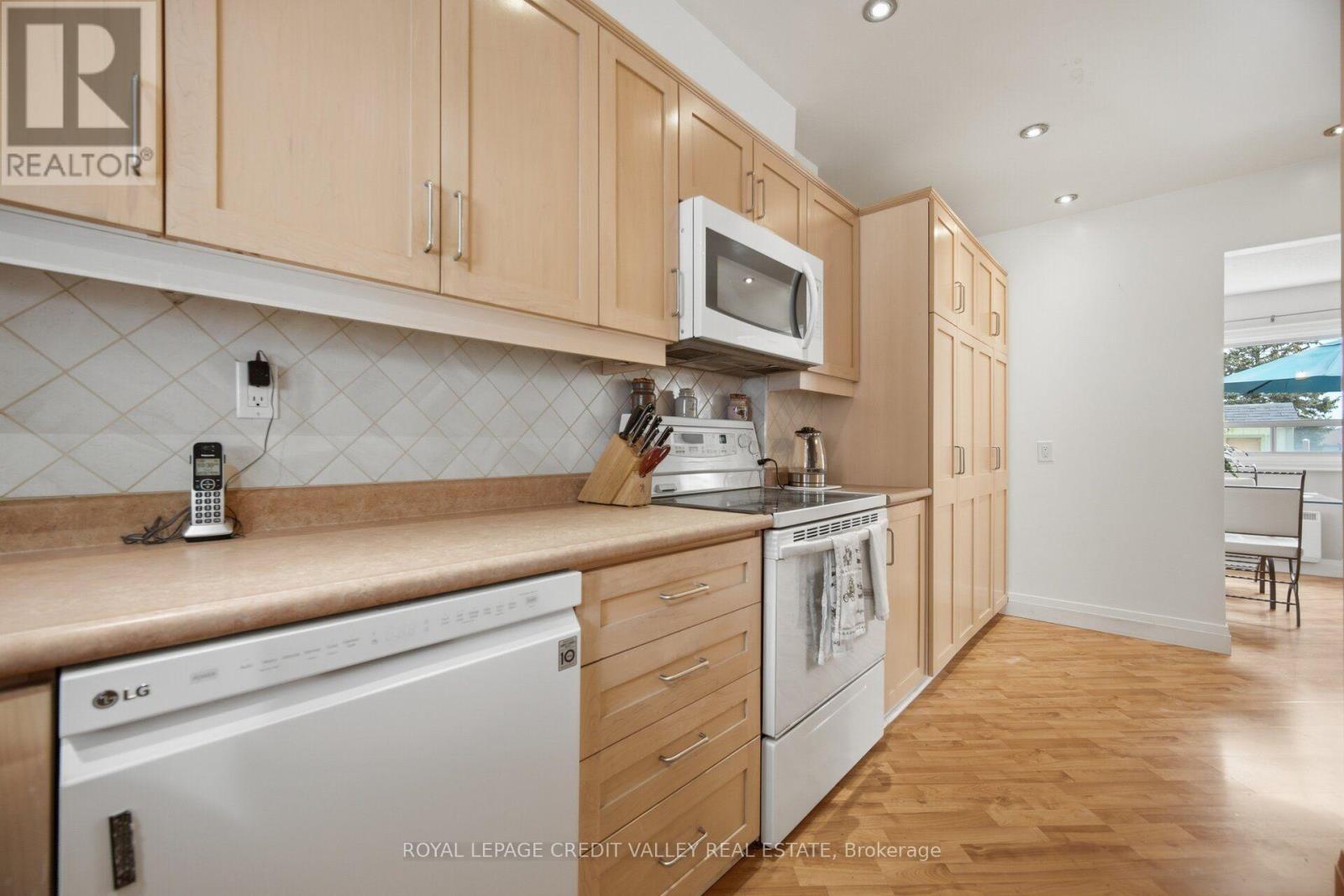 10 Gladstone Square, Brampton, ON - Indoor Photo Showing Kitchen