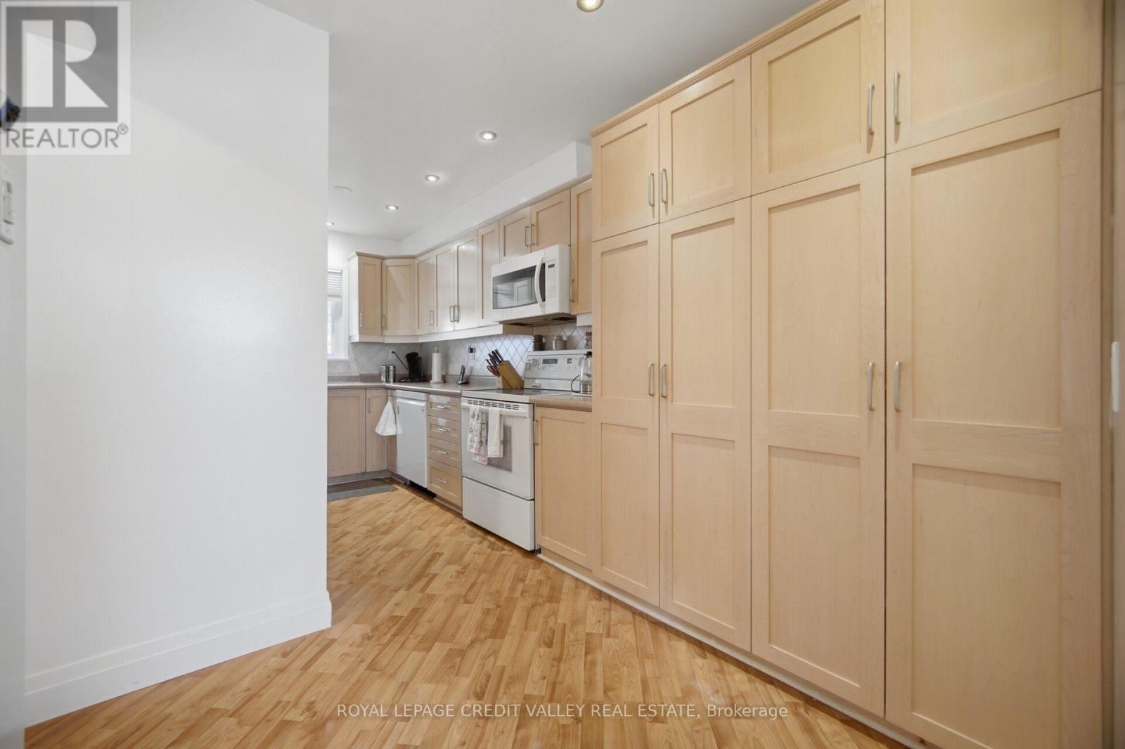 10 Gladstone Square, Brampton, ON - Indoor Photo Showing Kitchen