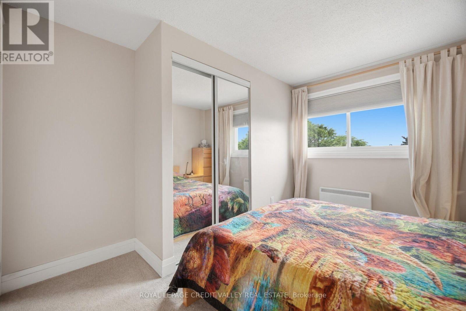 10 Gladstone Square, Brampton, ON - Indoor Photo Showing Bedroom