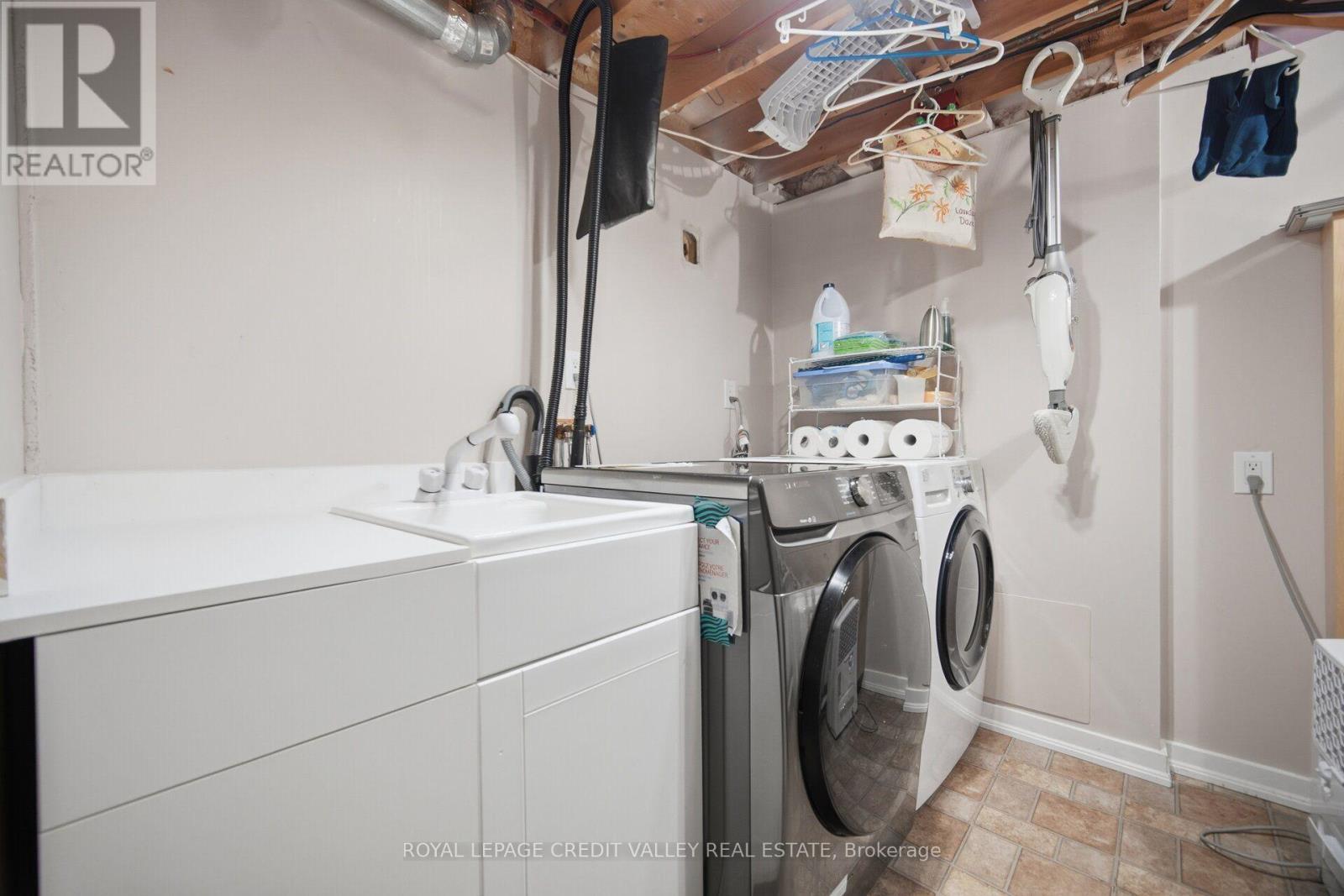 10 Gladstone Square, Brampton, ON - Indoor Photo Showing Laundry Room