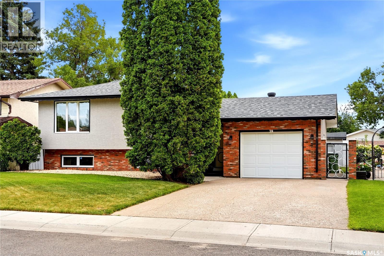 39 Hayes Crescent, Regina, SK - Outdoor