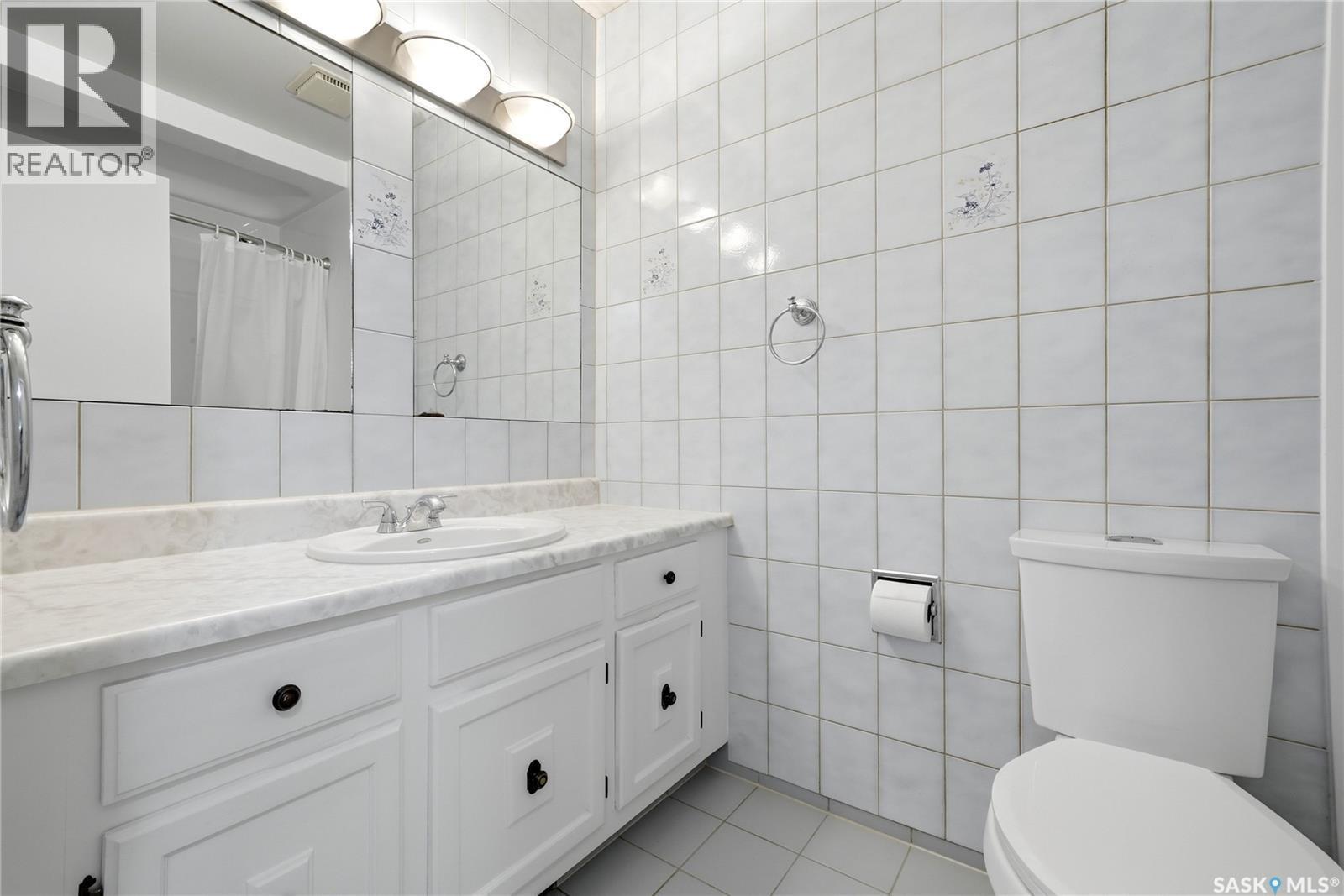 39 Hayes Crescent, Regina, SK - Indoor Photo Showing Bathroom