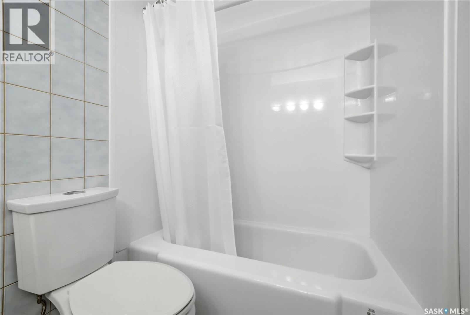 39 Hayes Crescent, Regina, SK - Indoor Photo Showing Bathroom