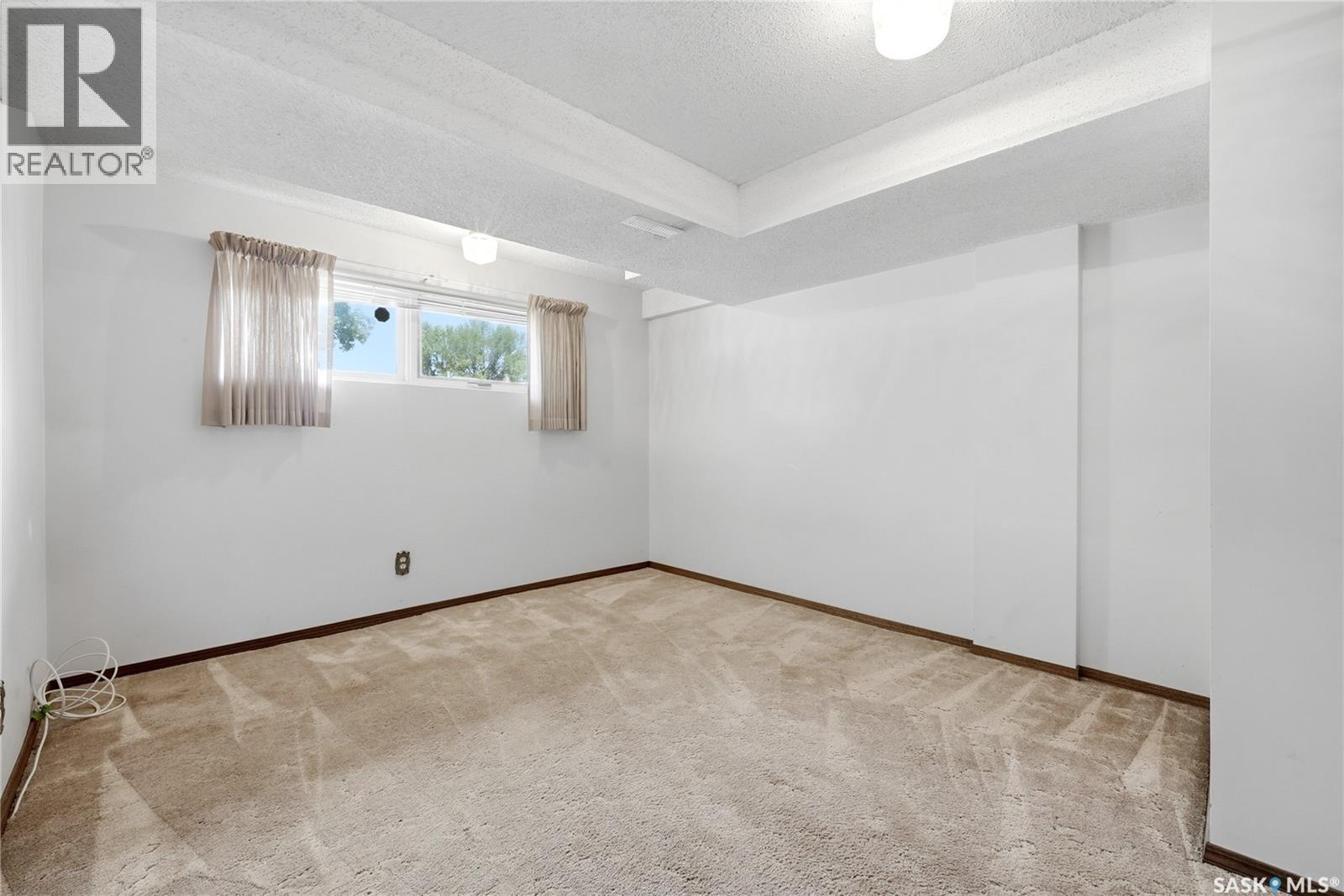39 Hayes Crescent, Regina, SK - Indoor Photo Showing Other Room
