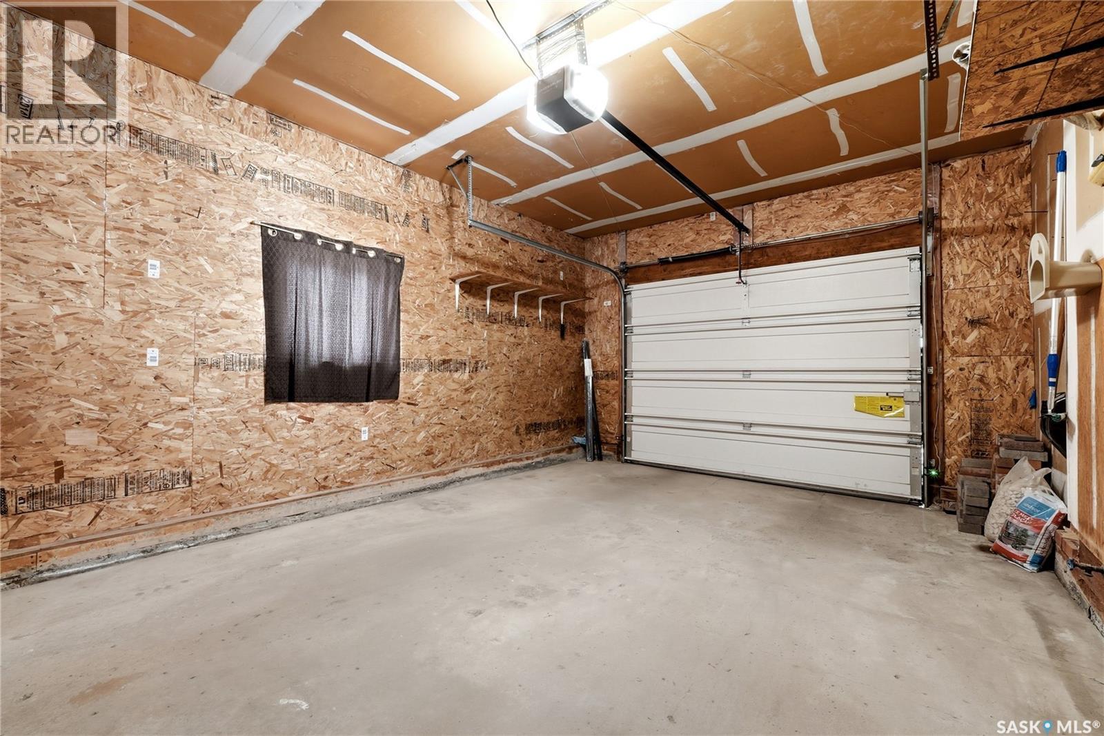39 Hayes Crescent, Regina, SK - Indoor Photo Showing Garage