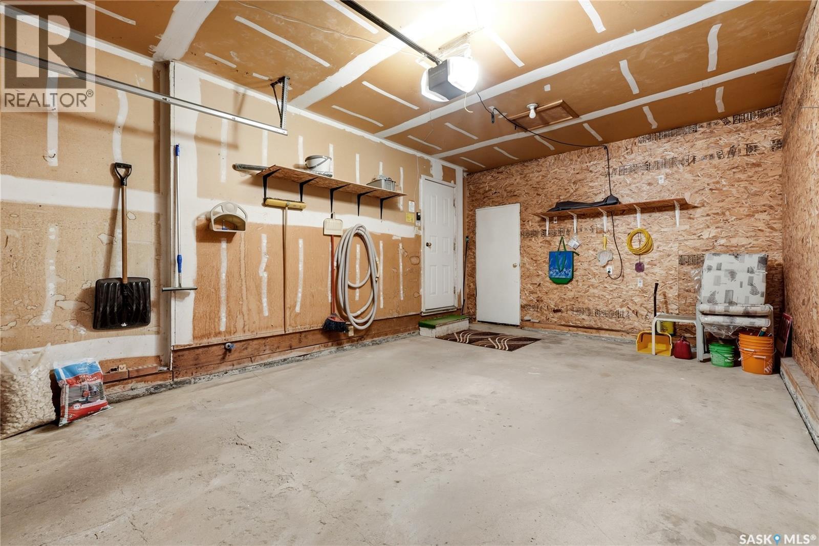 39 Hayes Crescent, Regina, SK - Indoor Photo Showing Garage