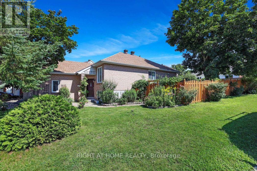 In the mature Bridlewood community - 53 Yoho Drive, Ottawa, ON - Outdoor