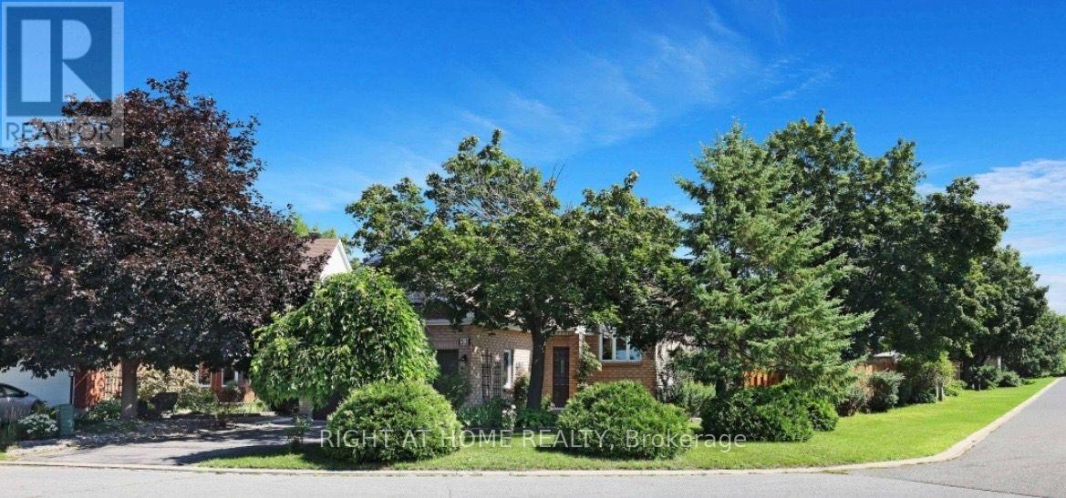 Beautiful front/side yard - 53 Yoho Drive, Ottawa, ON - Outdoor