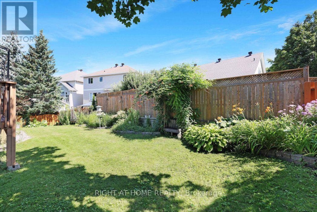 Fully landscaped backyard - 53 Yoho Drive, Ottawa, ON - Outdoor