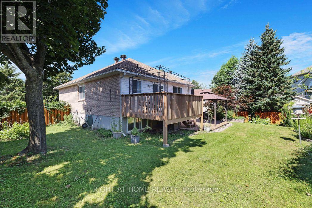 Custom tiered deck - 53 Yoho Drive, Ottawa, ON - Outdoor