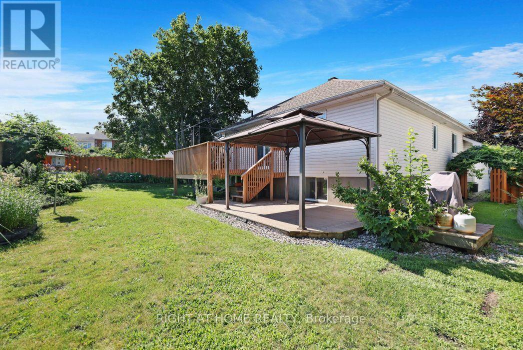 Fantastic entertaining space and play area.... - 53 Yoho Drive, Ottawa, ON - Outdoor