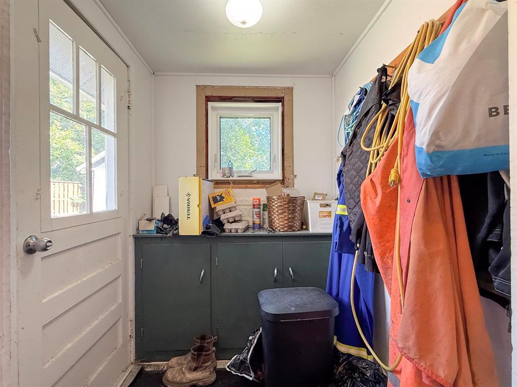 604 3Rd Avenue, Reston, MB - Indoor