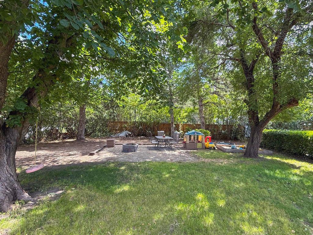 604 3Rd Avenue, Reston, MB - Outdoor