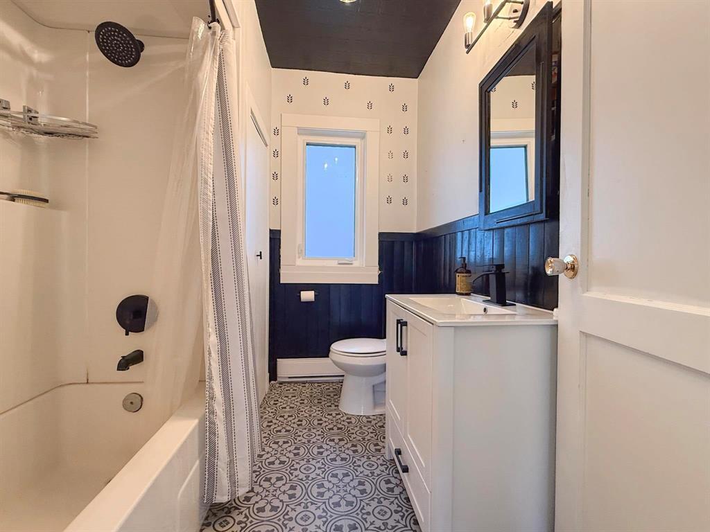604 3Rd Avenue, Reston, MB - Indoor Photo Showing Bathroom