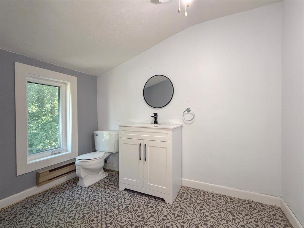 604 3Rd Avenue, Reston, MB - Indoor Photo Showing Bathroom